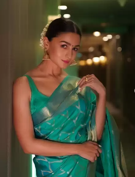 Checkout The Gorgeous Pictures of Alia Bhatt in Traditional Outfit