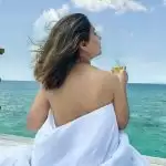 Hina Khan flaunts ‘sexy back’