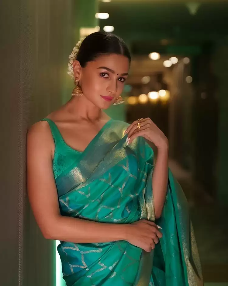 Alia Bhatt Giving Us Major Saree Goals, See Pictures!!
