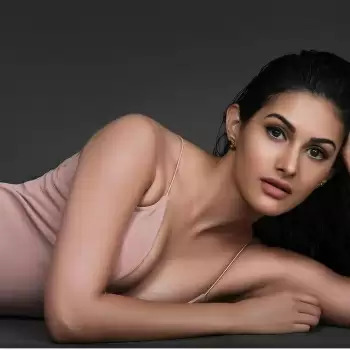Amyra Dastur Sets Internet On Fire, See The Diva’s Sexy Pictures