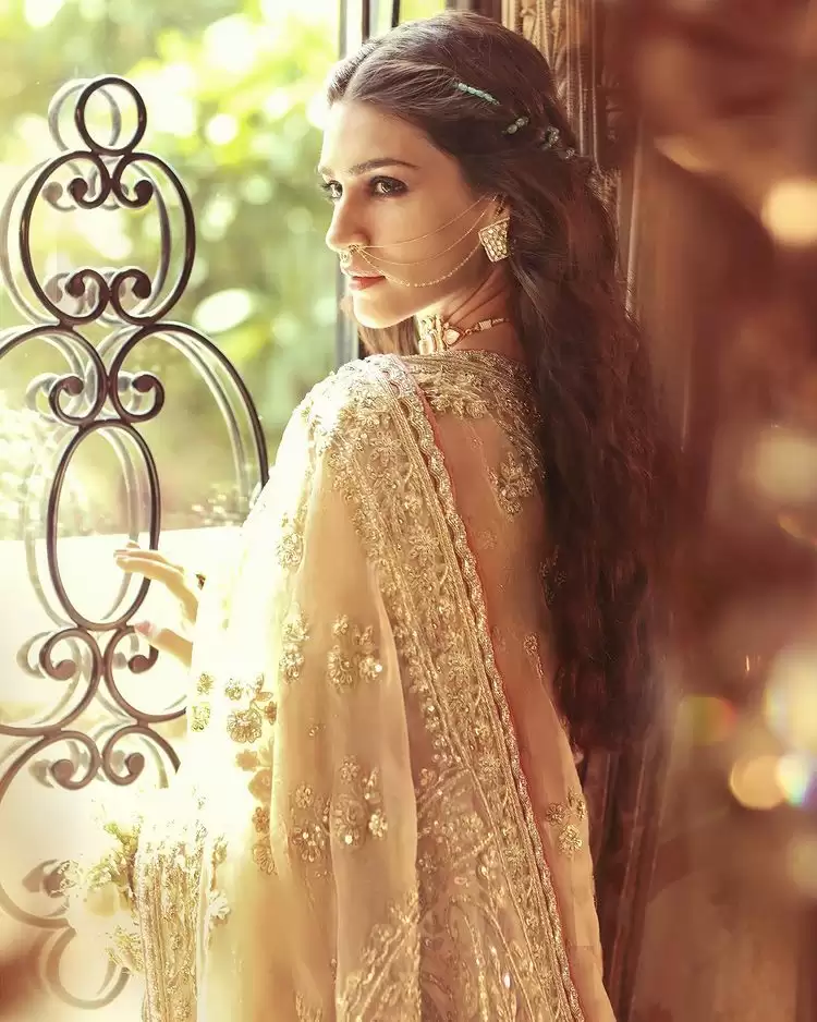 Kriti Sanon’s Saree Looks Make You Go Wow!!