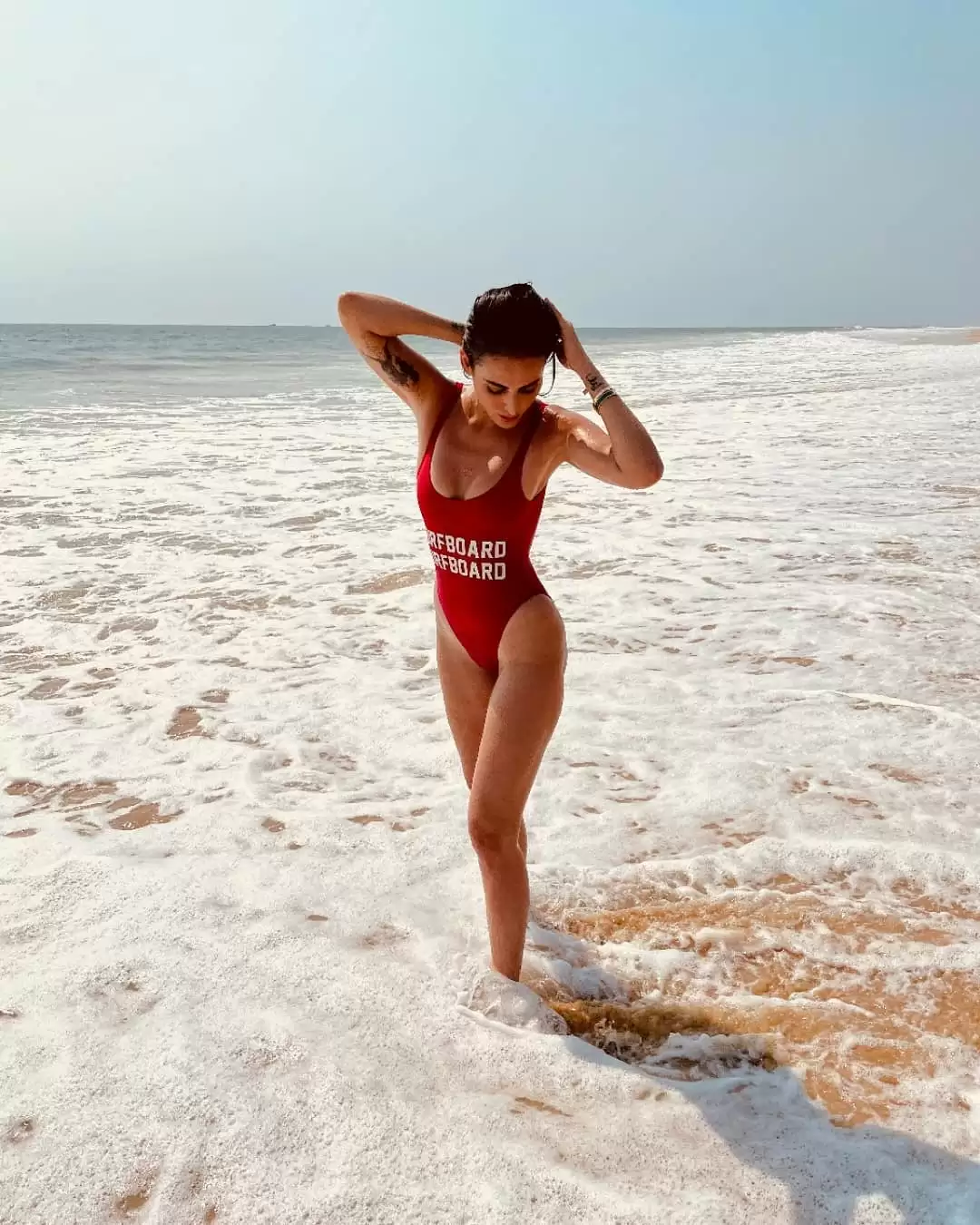Mandana Karimi teases fans with her captivating photoshoots