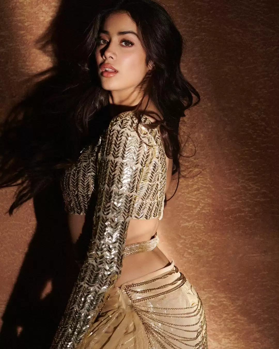 These photoshoots of Janhvi Kapoor prove that she is a complete stunner.