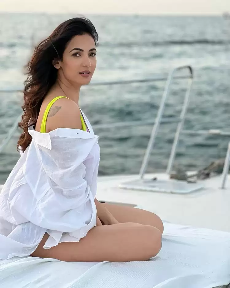 Sonal Chauhan Breaking The Internet With Her Stylish Pictures!!