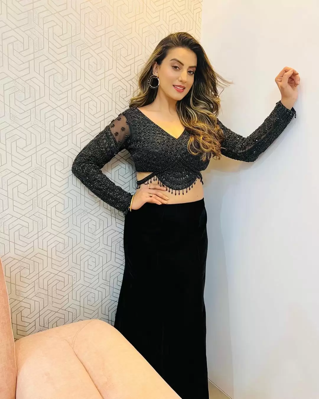 Bhojpuri Actress Akshara Singh in Tempting Pose, Check Out Sizzling Pictures