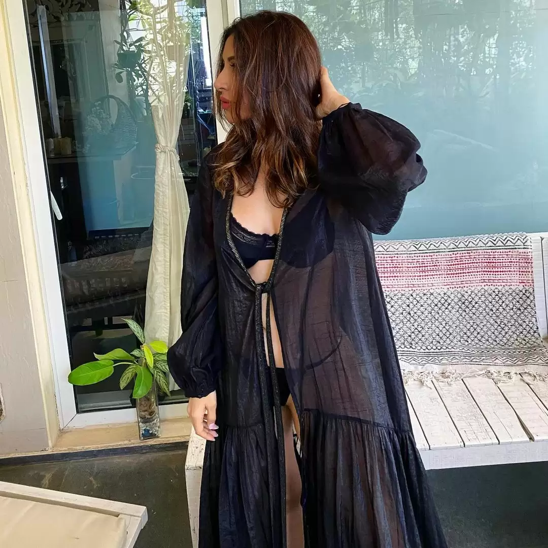 Sultry Pictures of enchanting beauty Sophie Choudry, Take a look!