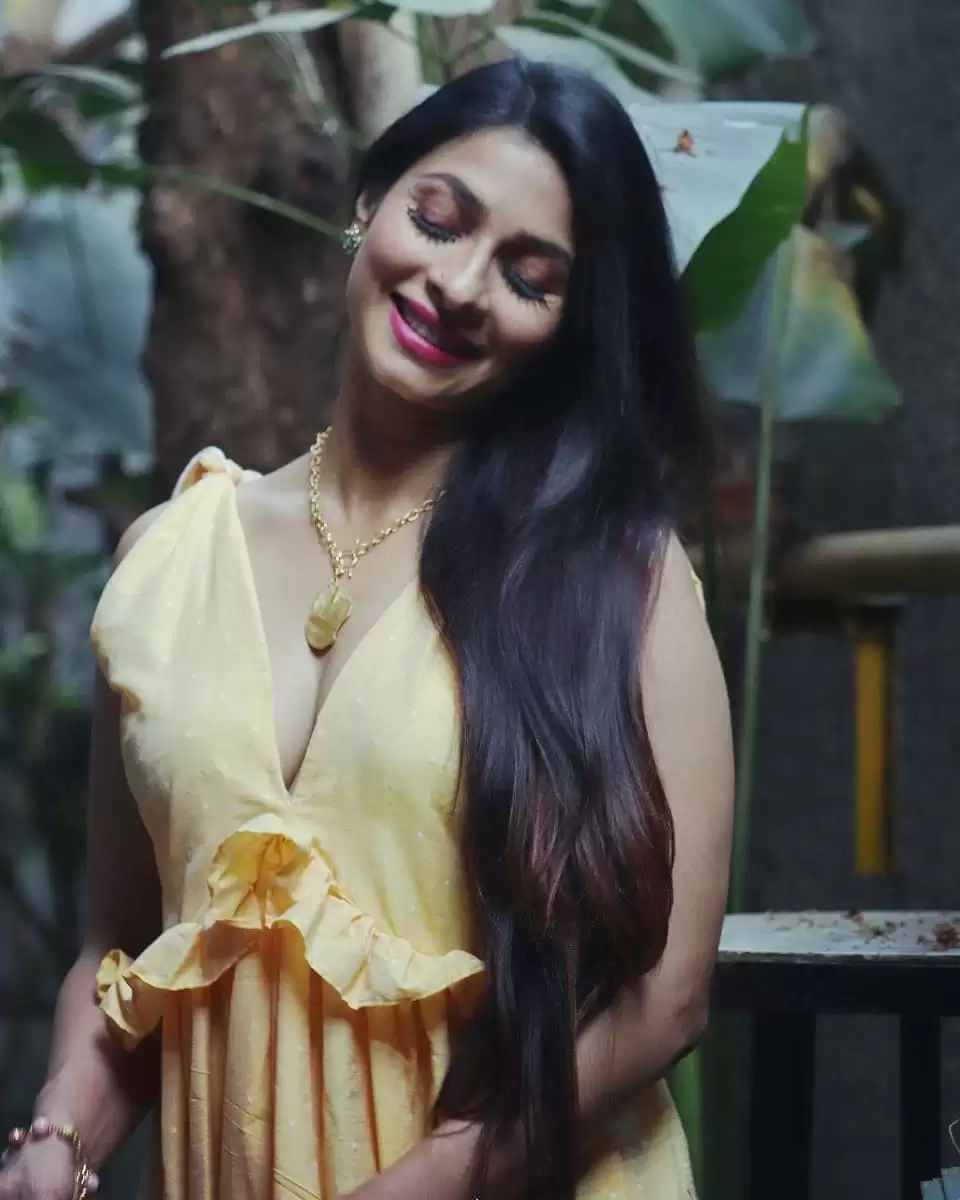 Kajol’s younger sister Tanishaa Mukerji’s bewitching pictures take the internet by storm.