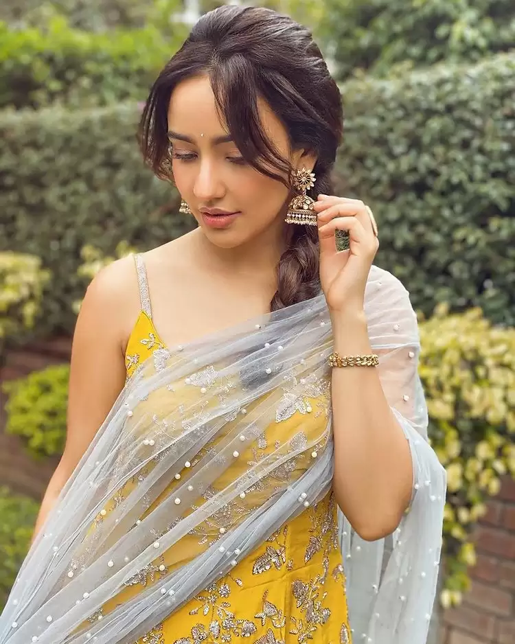 Neha Sharma Hot Pictures