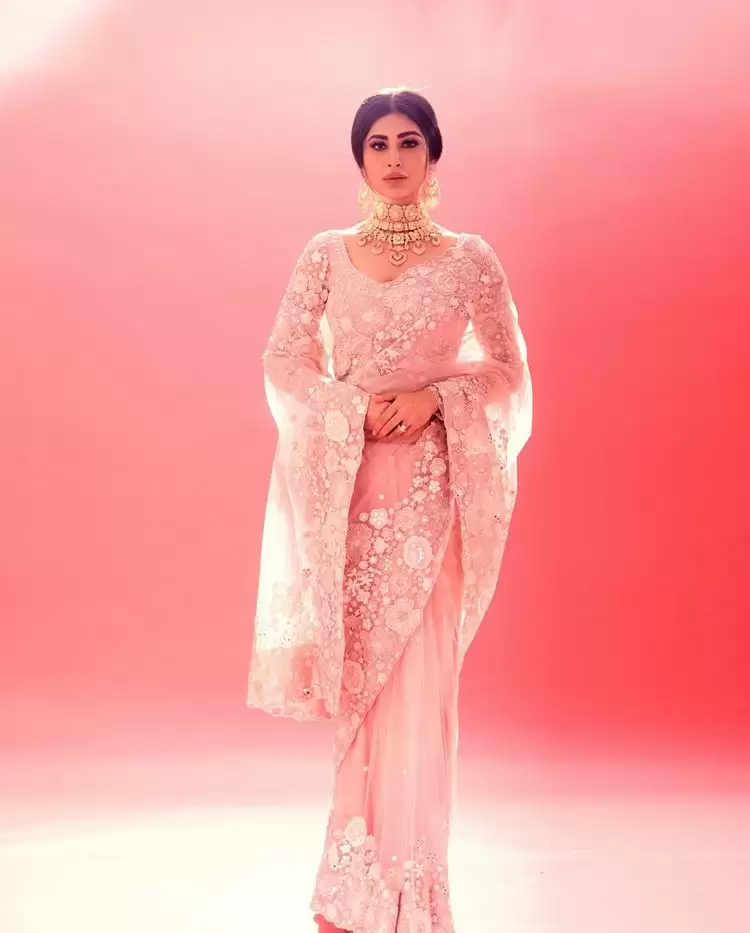 Mouni Roy Looks Breathtaking, Check Out Her Stunning Pics!!