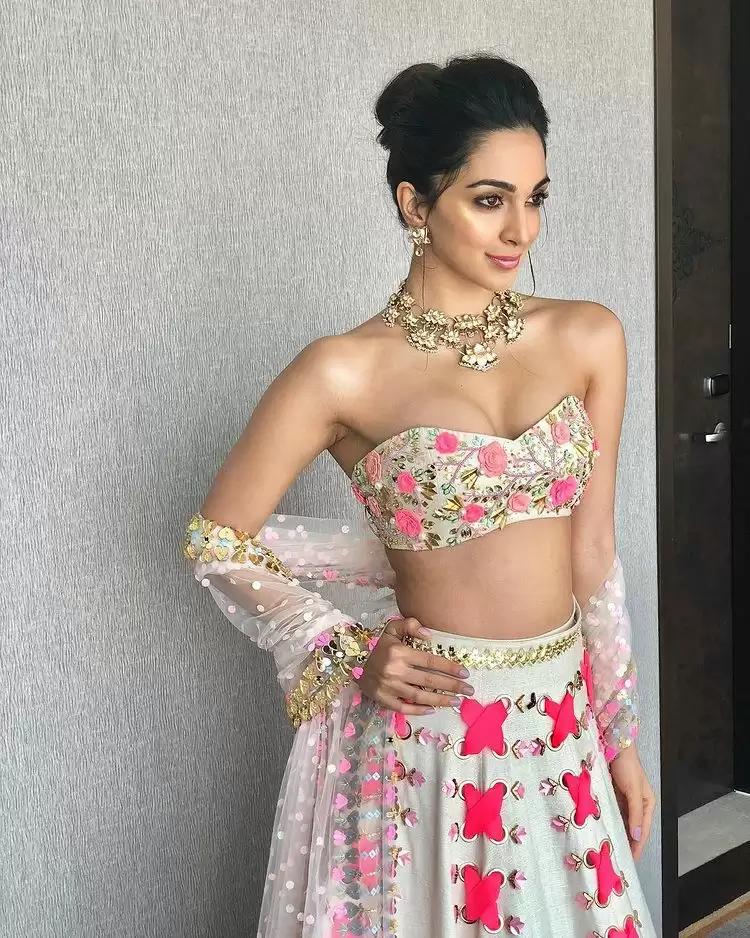 See Kiara Advani’s Hot Saree Looks!!