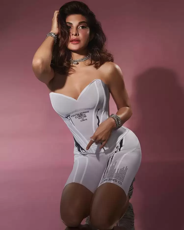 Jacqueline Fernandez Sets Hearts Racing With Her New Pictures!!