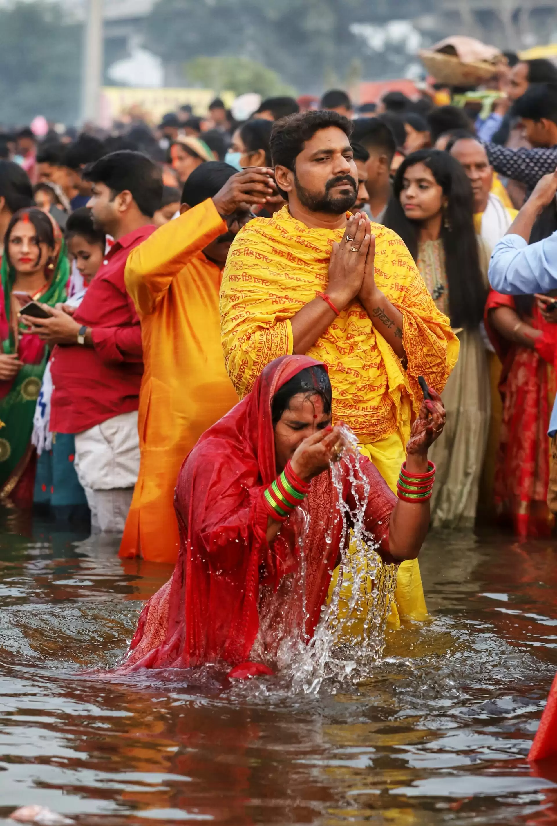 Woman’s perform rituals of chhath Puja on the bank of river gomti in Lucknow