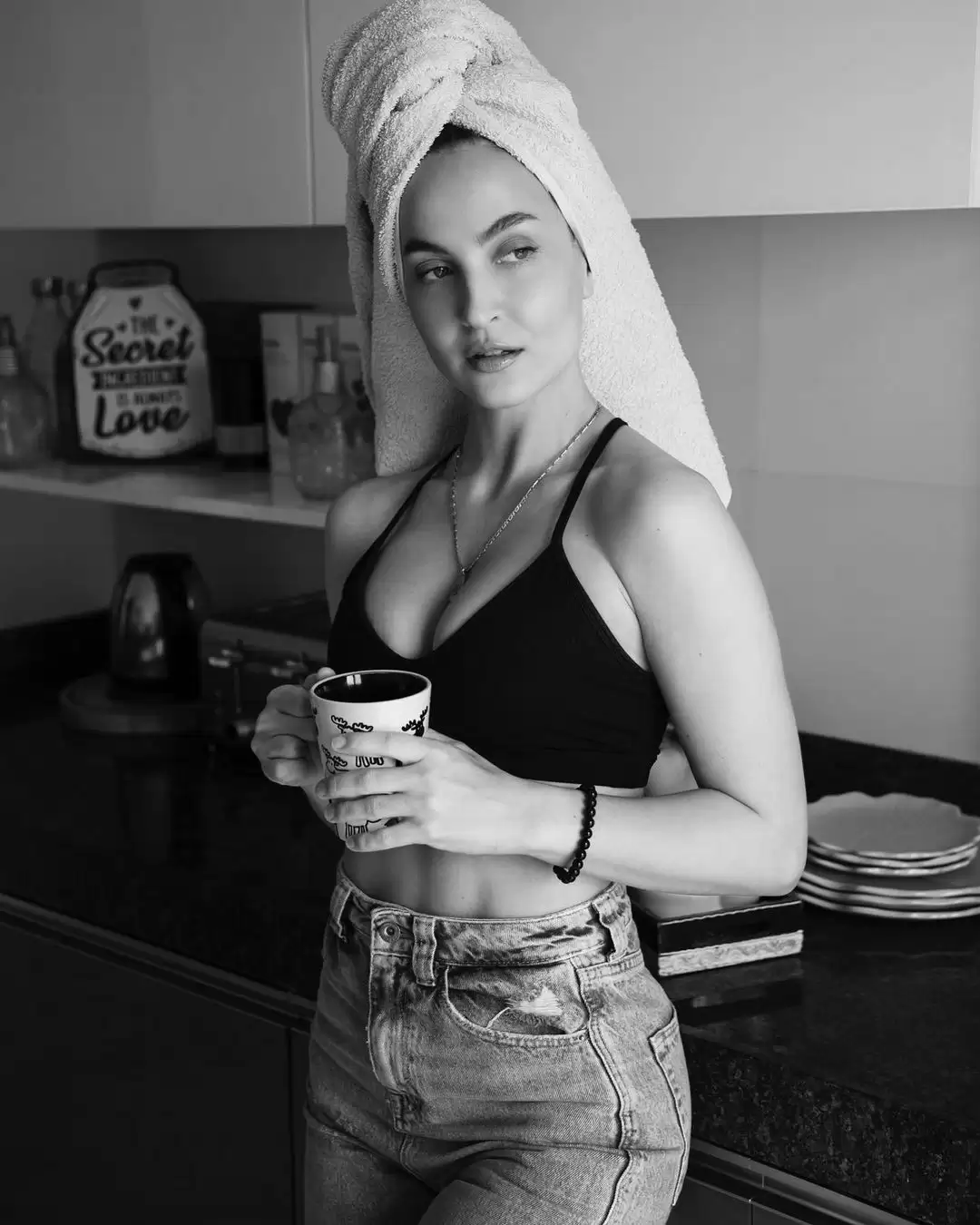Fans Reacted Oh-So-Hot On The Sizzling Pictures of Elli Avram