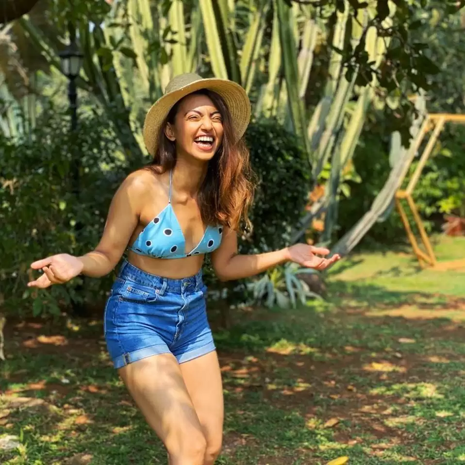 Radhika Apte Shares Breathtaking Pictures, Check Out Her Sexiest Pictures !!