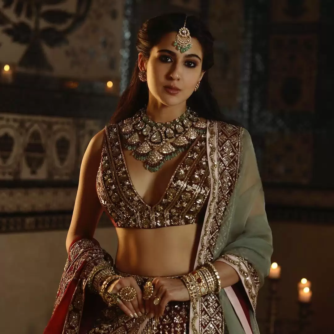 Sara Ali Khan teases fans with her glamorous pictures.