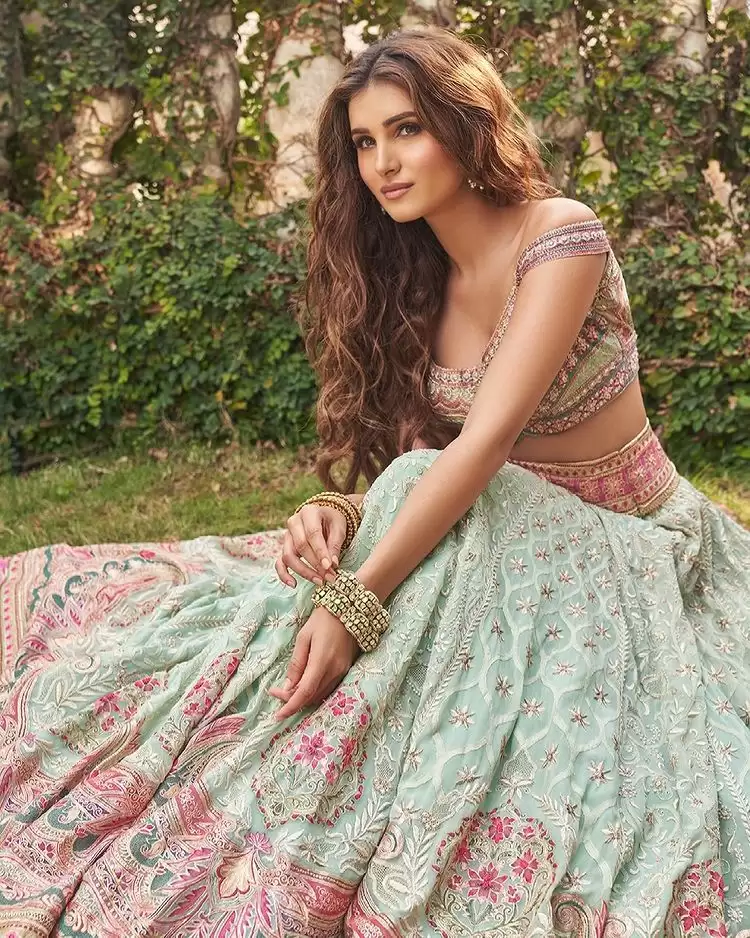 Tara Sutaria Paints A Picture Of Elegance In Ethnic Wear, See Here!!
