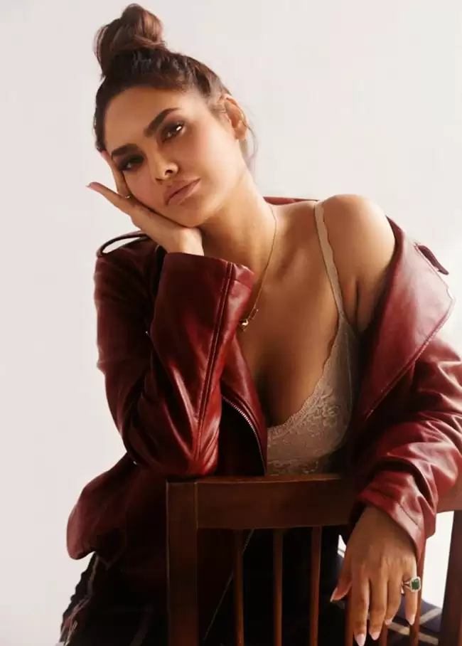 Esha Gupta turns up the glam with her captivating pictures