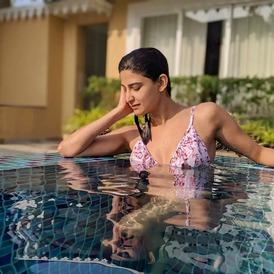 Aahana Kumra is teasing fans with her Sexy Bikinis Pictures.