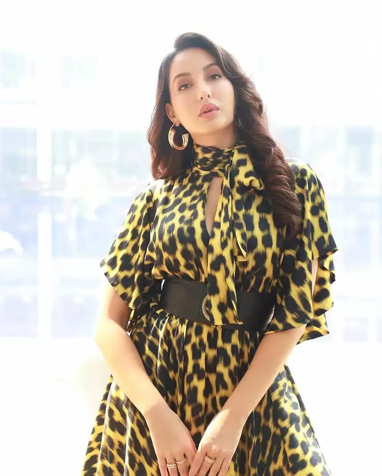Nora Fatehi Raises Temperature,  Diva Flaunt Her Washboard Abs