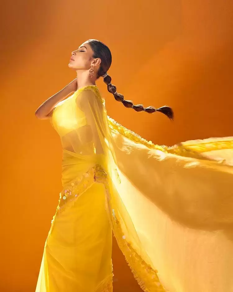 Mouni Roy Looks Breathtaking, Check Out Her Stunning Pics!!