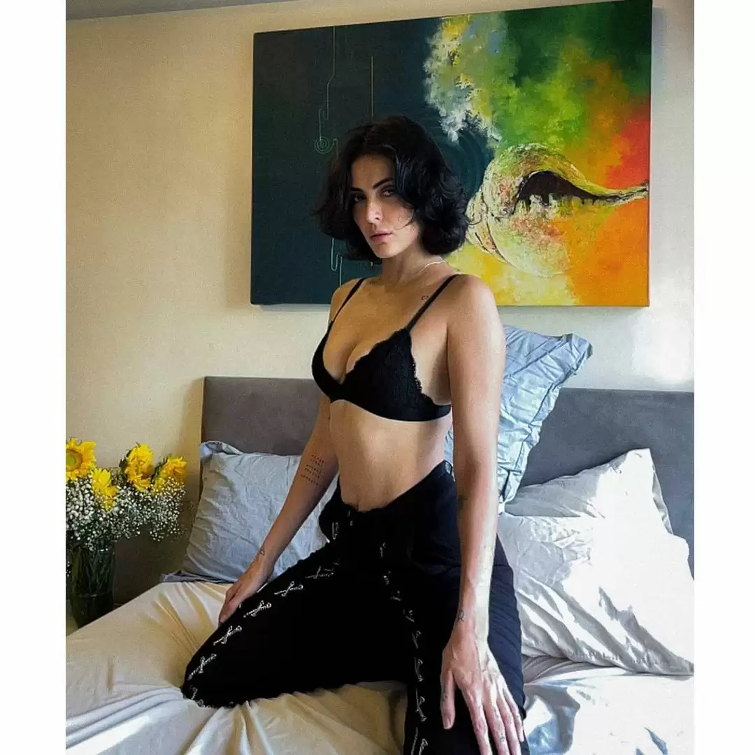 Mandana Karimi teases fans with her captivating photoshoots