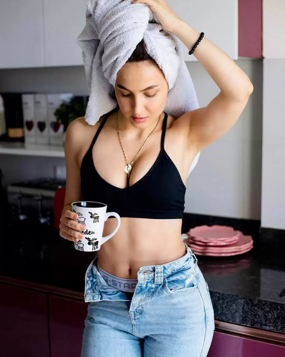 Fans Reacted Oh-So-Hot On The Sizzling Pictures of Elli Avram