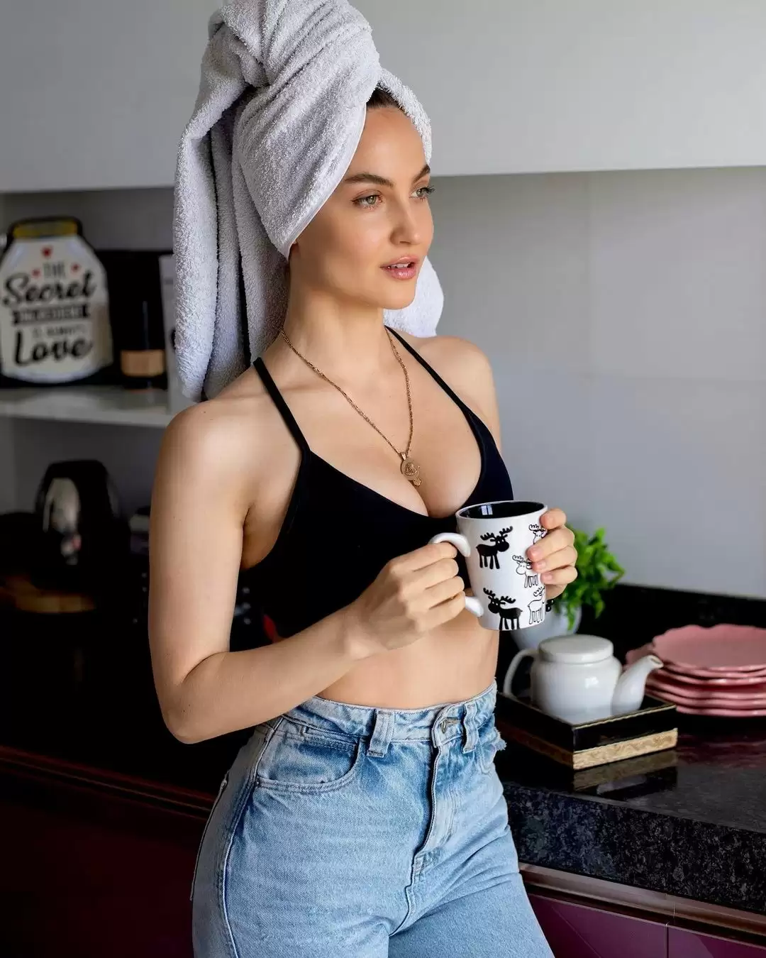Fans Reacted Oh-So-Hot On The Sizzling Pictures of Elli Avram