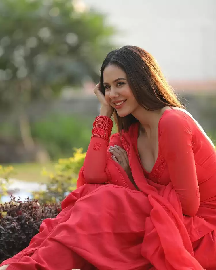 Punjabi Actress Sonam Bajwa Makes Heads In Her Traditional Looks!!