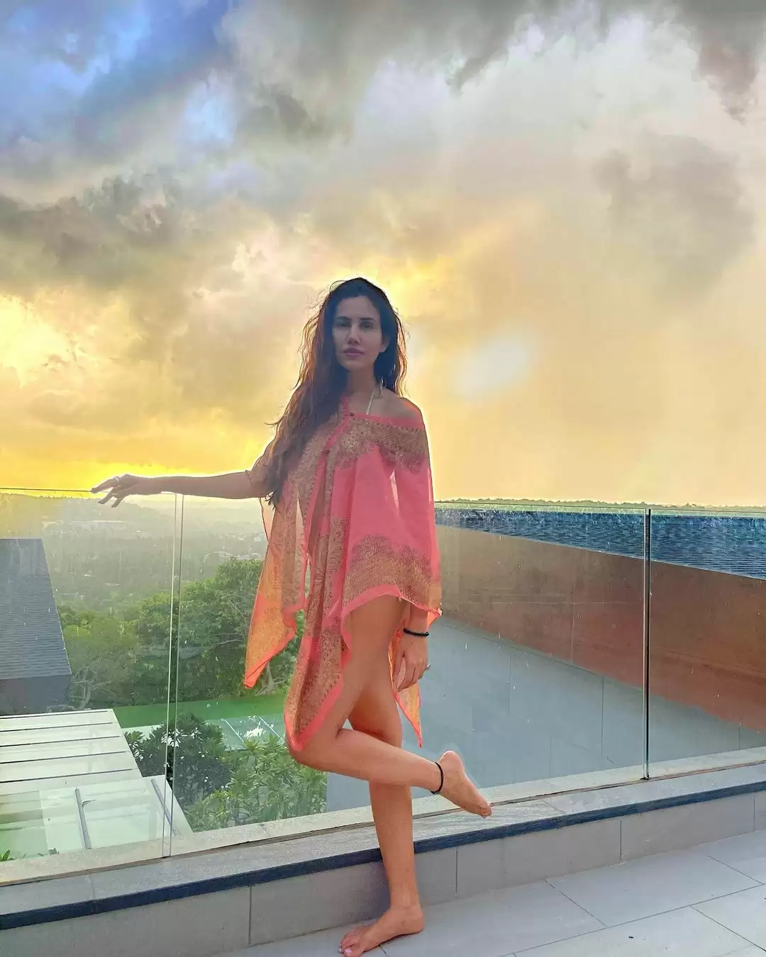 Sonnalli Seygall is turning up the heat with her new sexy pictures