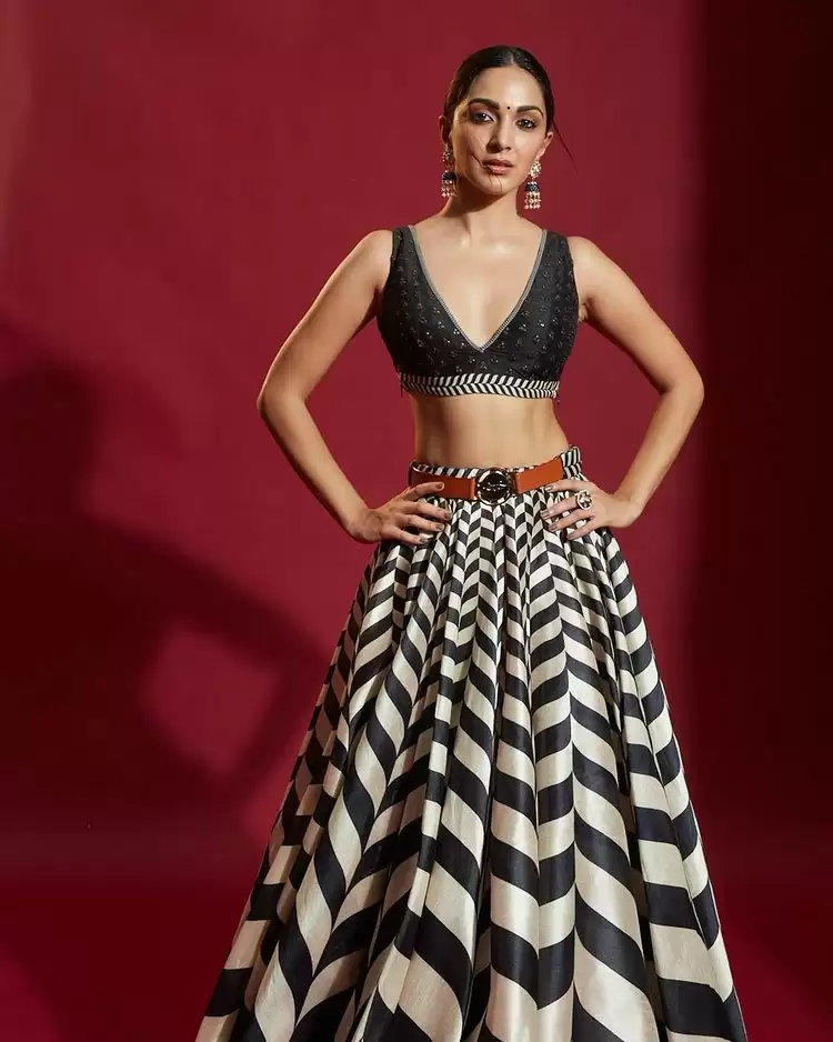 See Kiara Advani’s Hot Saree Looks!!