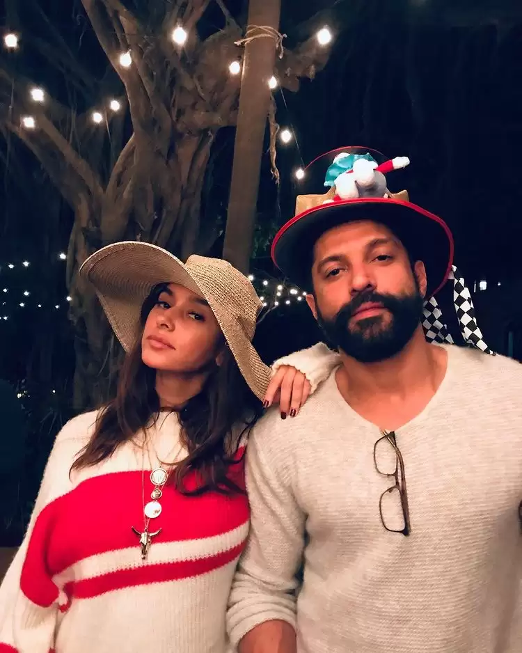 Farhan Akhtar And Shibani Dandekar Set Couple Style Goals, See Pics!!