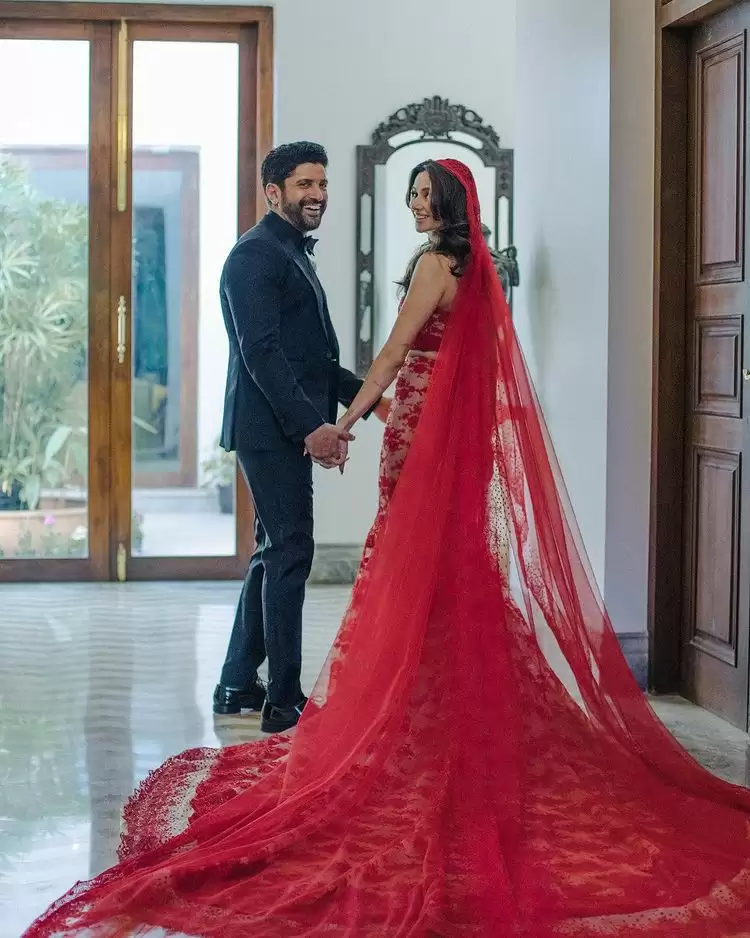 Farhan Akhtar And Shibani Dandekar Set Couple Style Goals, See Pics!!