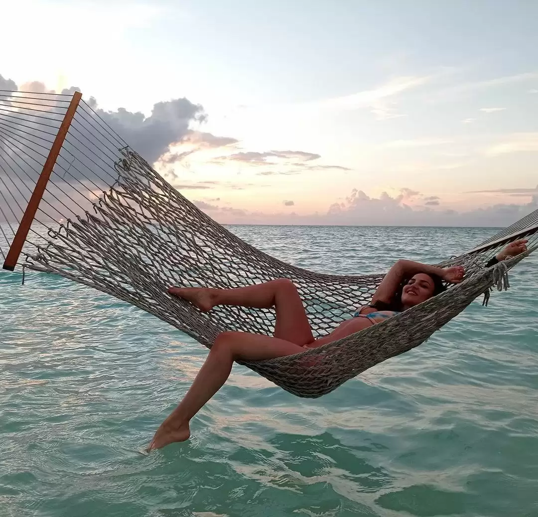 Elli AvrRam shared her stunning beach vacation pictures, Check it out!!