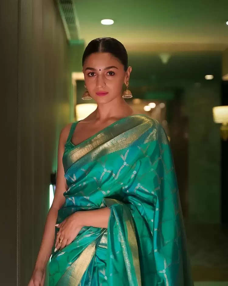 Alia Bhatt Giving Us Major Saree Goals, See Pictures!!