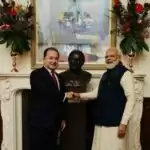 Talented London surgeon-cum-sculptor surprises Modi by borrowing his glasses