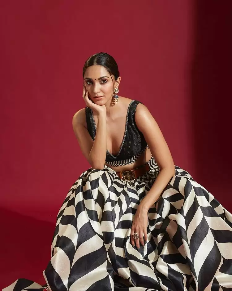 See Kiara Advani’s Hot Saree Looks!!