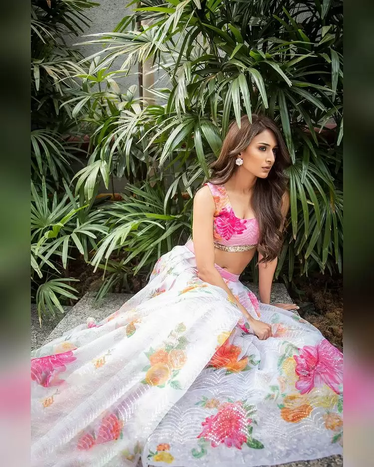 Erica Fernandes Hot Pictures