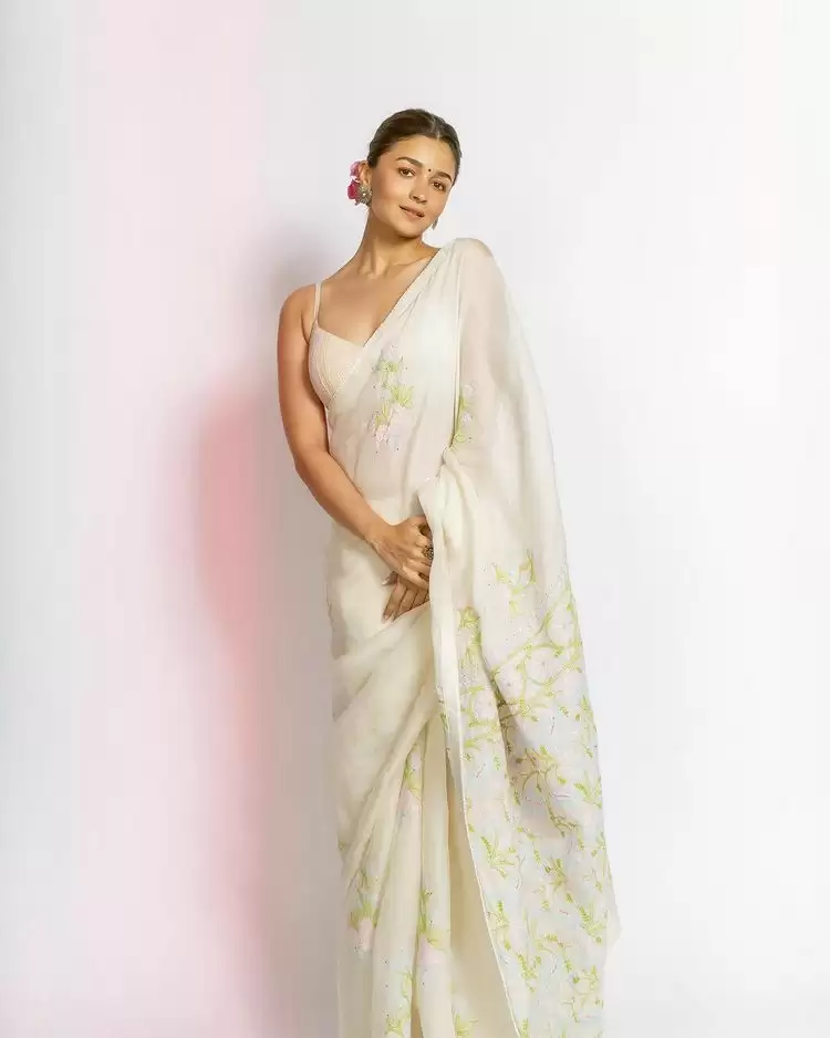 Alia Bhatt Giving Us Major Saree Goals, See Pictures!!