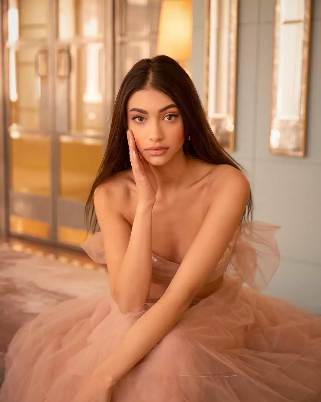 Alanna Panday beats the heat in style in these new stylish pictures.