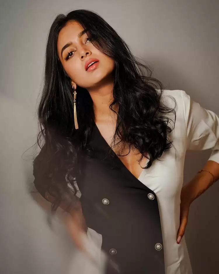 Tejasswi Prakash Hot