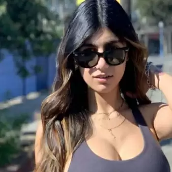 Former porn star Mia Khalifa stand with farmers movement - Buziness Bytes