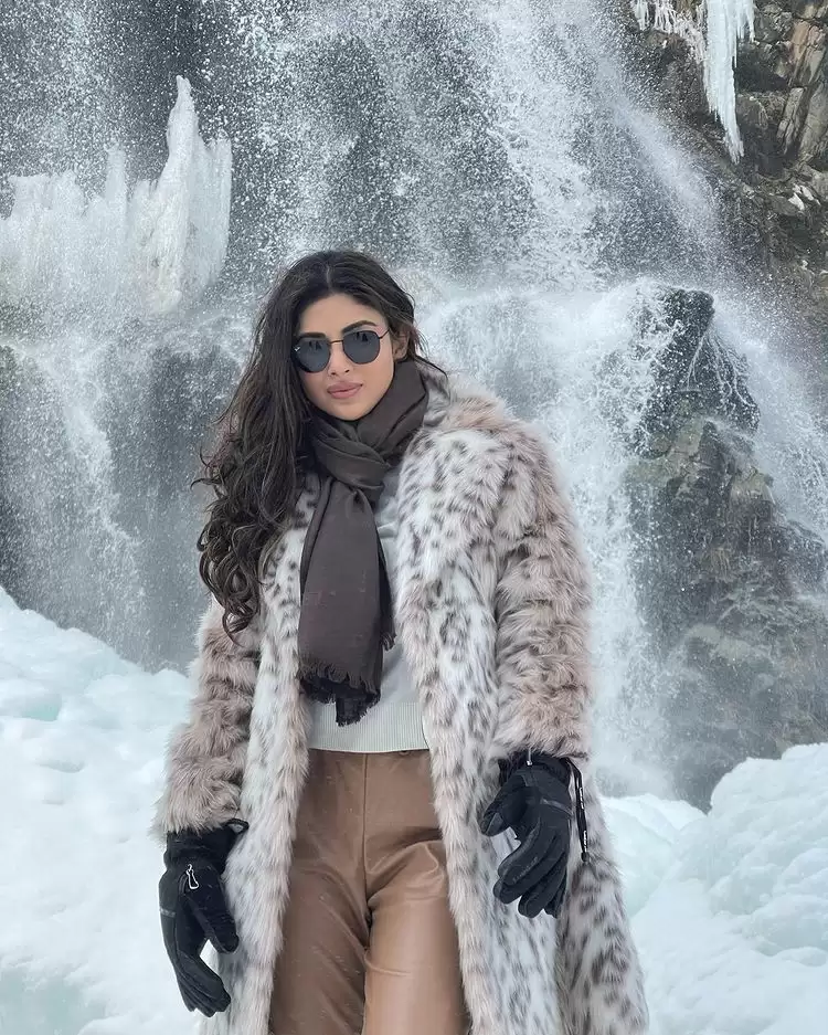 Mouni Roy Sets The Temperature Soaring As She Enjoys Her Romantic Getaway!!