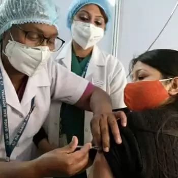 63 healthcare workers show adverse reactions COVID-19 vaccine shot in India, 1 hospitalised