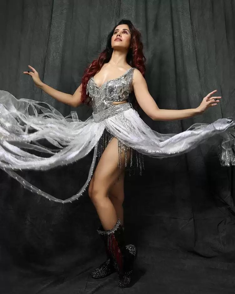 Sonnalli Seygall Turns Up The Heat, Look At Her Drool-worthy Pictures