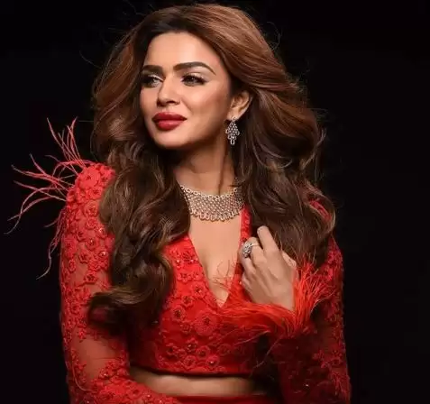 Aashka Goradia turns up the glam on social media.
