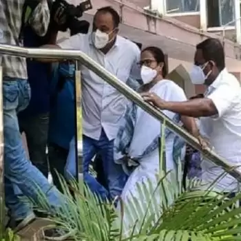 CM Mamata starts dharna at CBI office, said- arrest me too