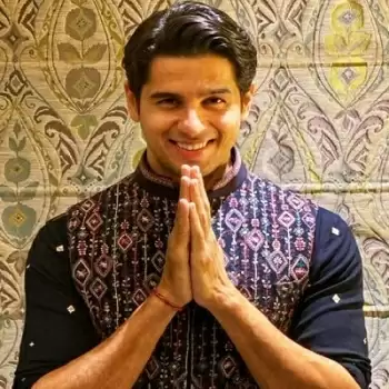 Sidharth Malhotra travels on bicycle in Delhi