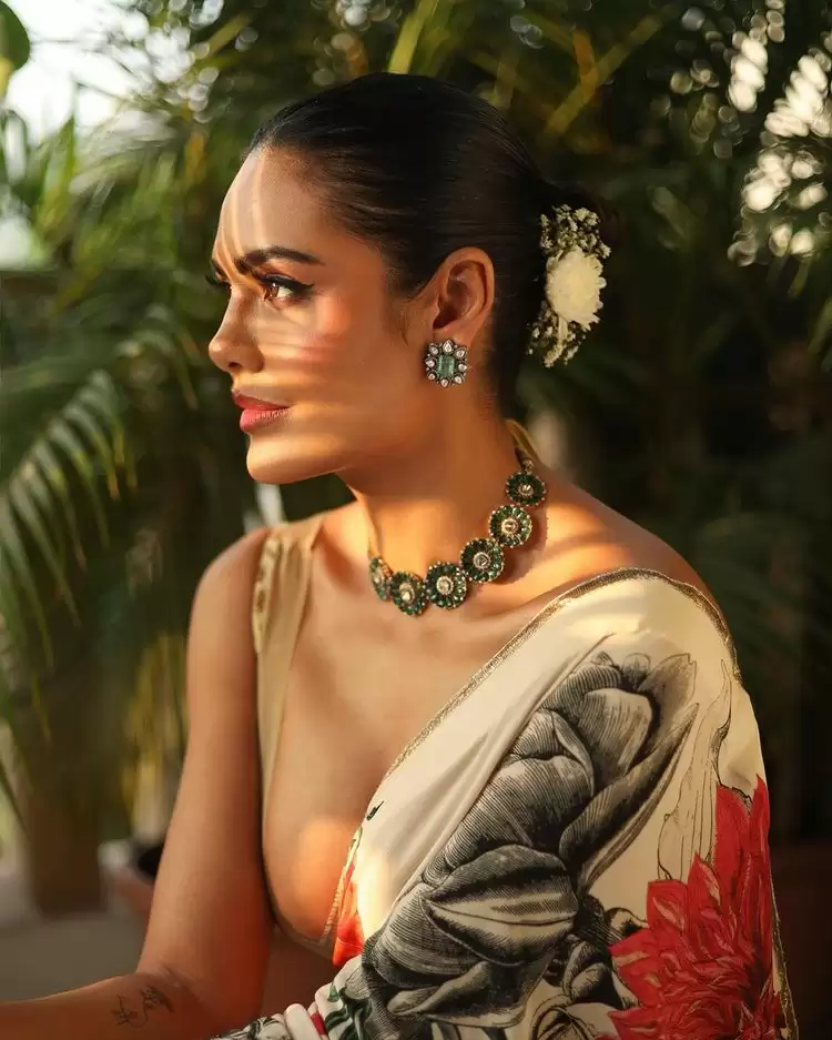  Esha Gupta Saree Looks