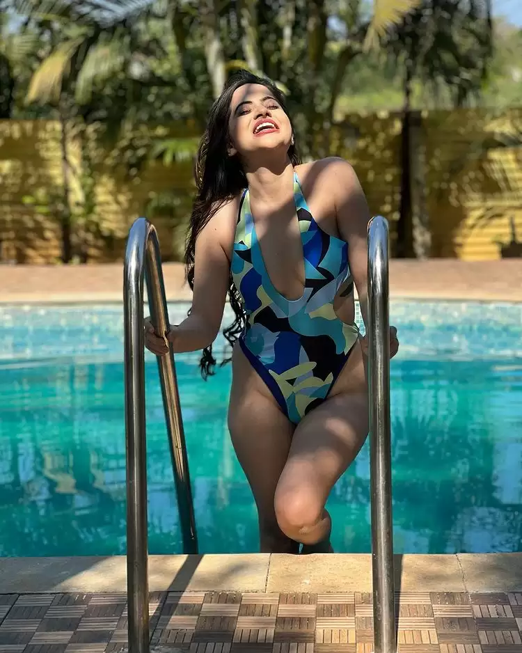 Urfi Javed’s bewitching pictures take the internet by storm