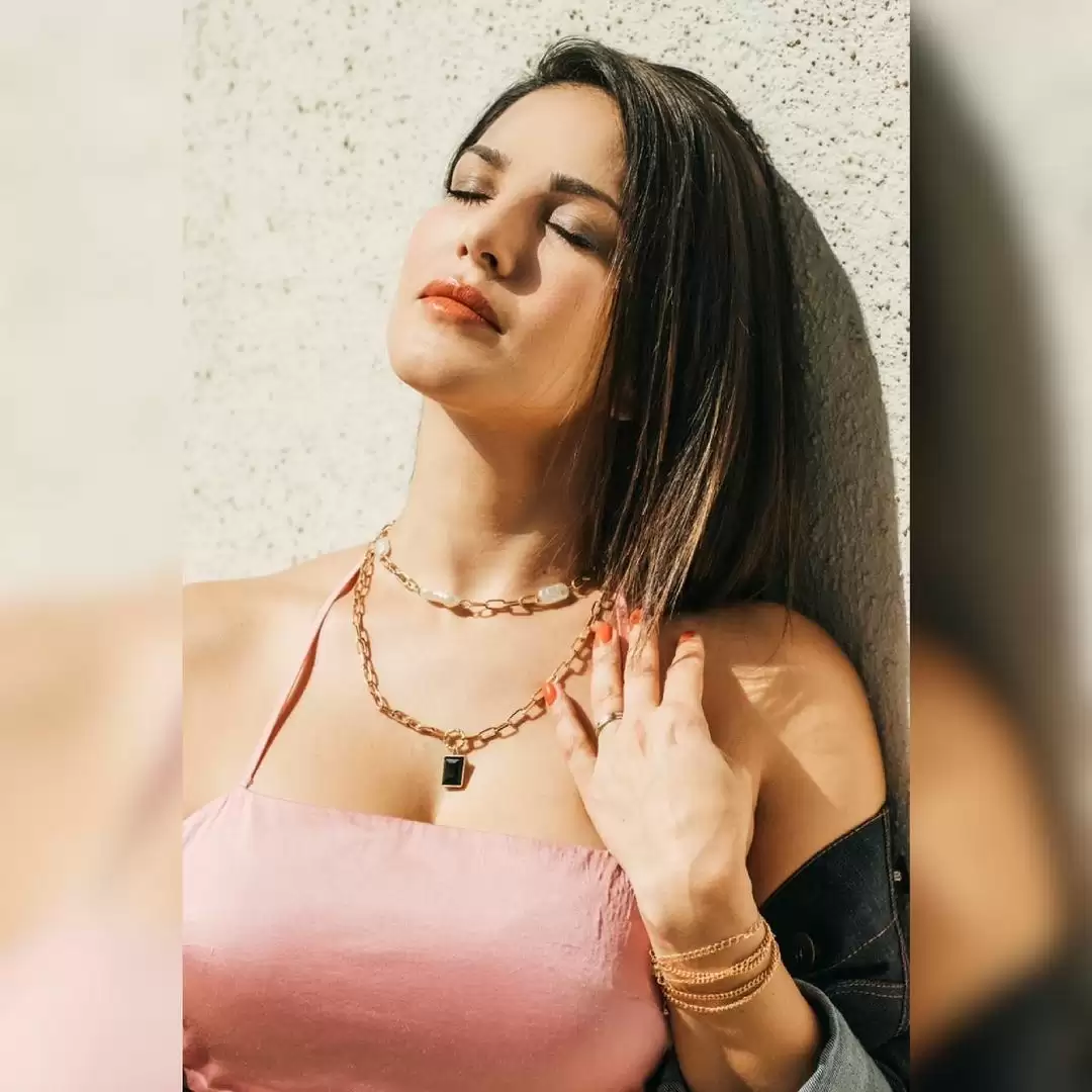 Sunny Leone Displays Curvaceous Body, See Her Sexy Pictures